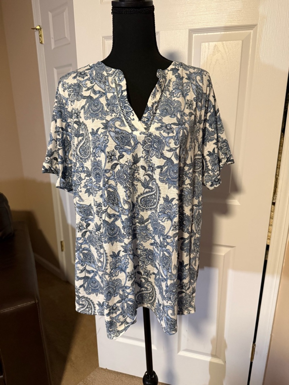 Women's Blue Paisley V-Neck Short Sleeve Top